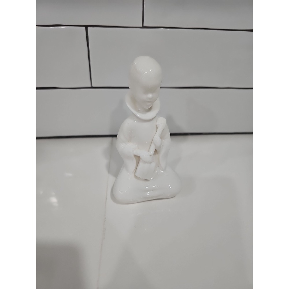 Vintage Lentil Ardalt Verithin Japan figurine blanc person playing instrument